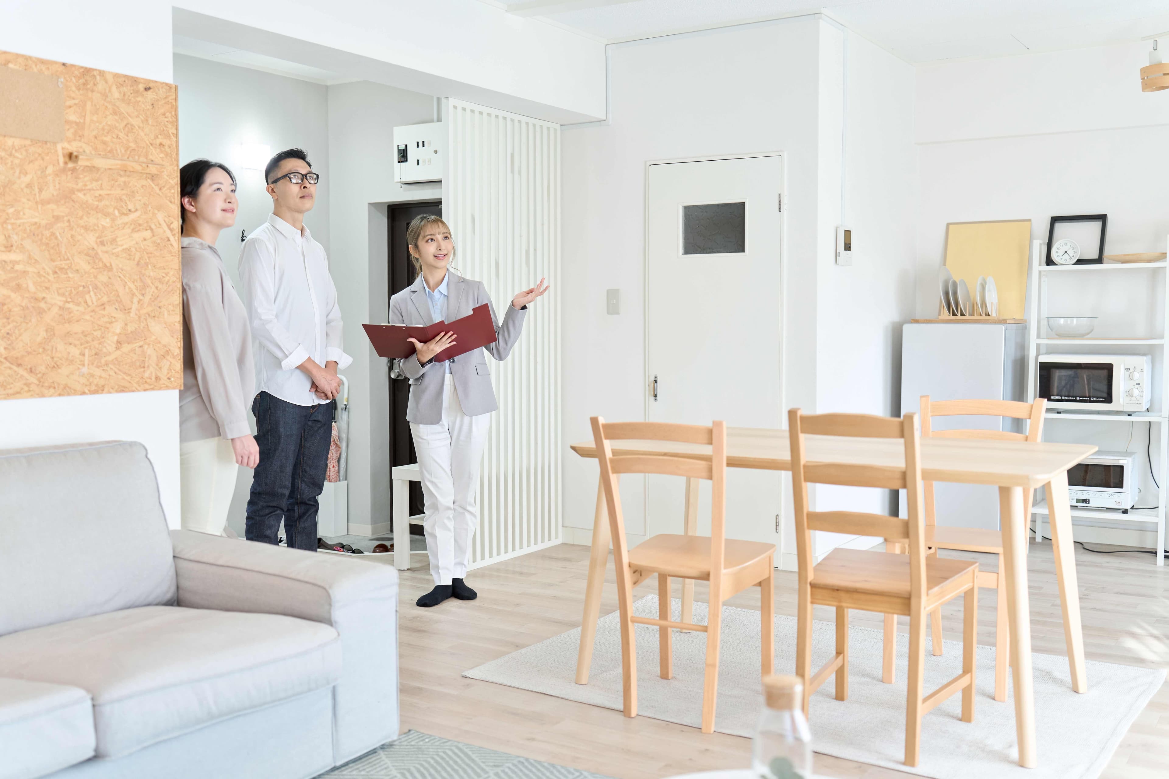 Inspector reviewing a rental apartment with residents during a property walkthrough